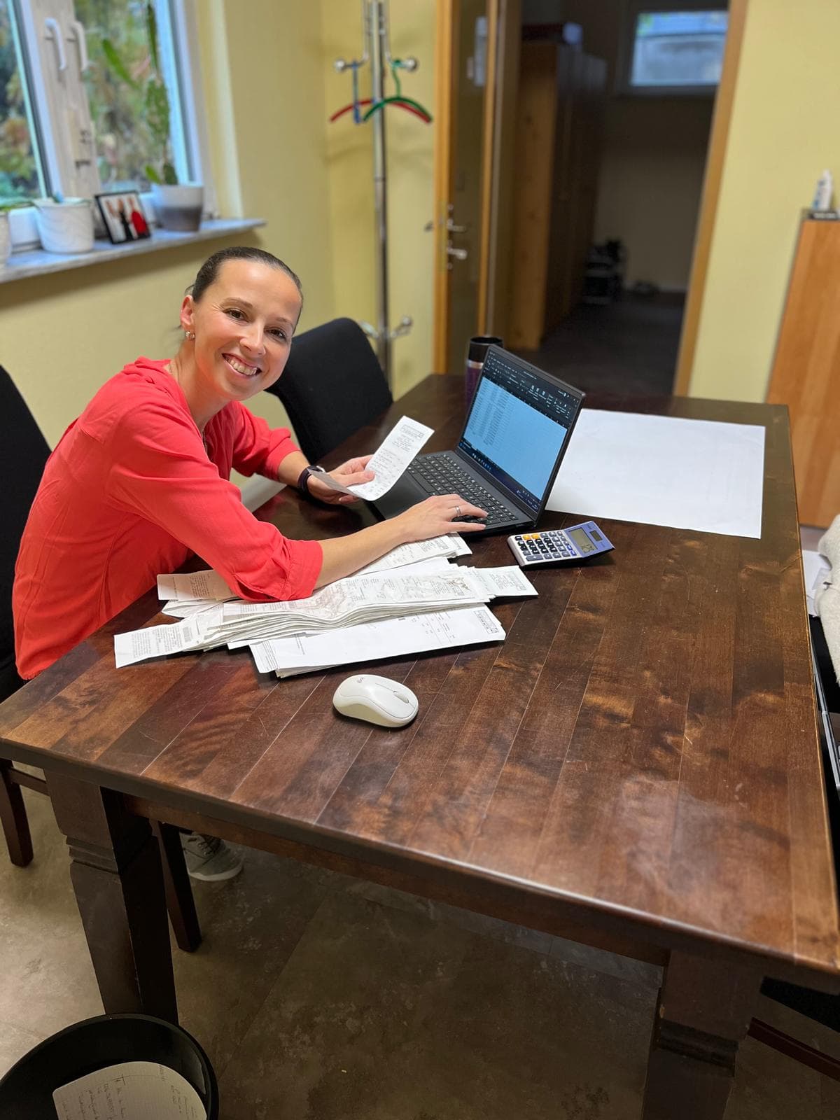 Franziska Ritsche – Baufinanzierungsberaterin am Schreibtisch