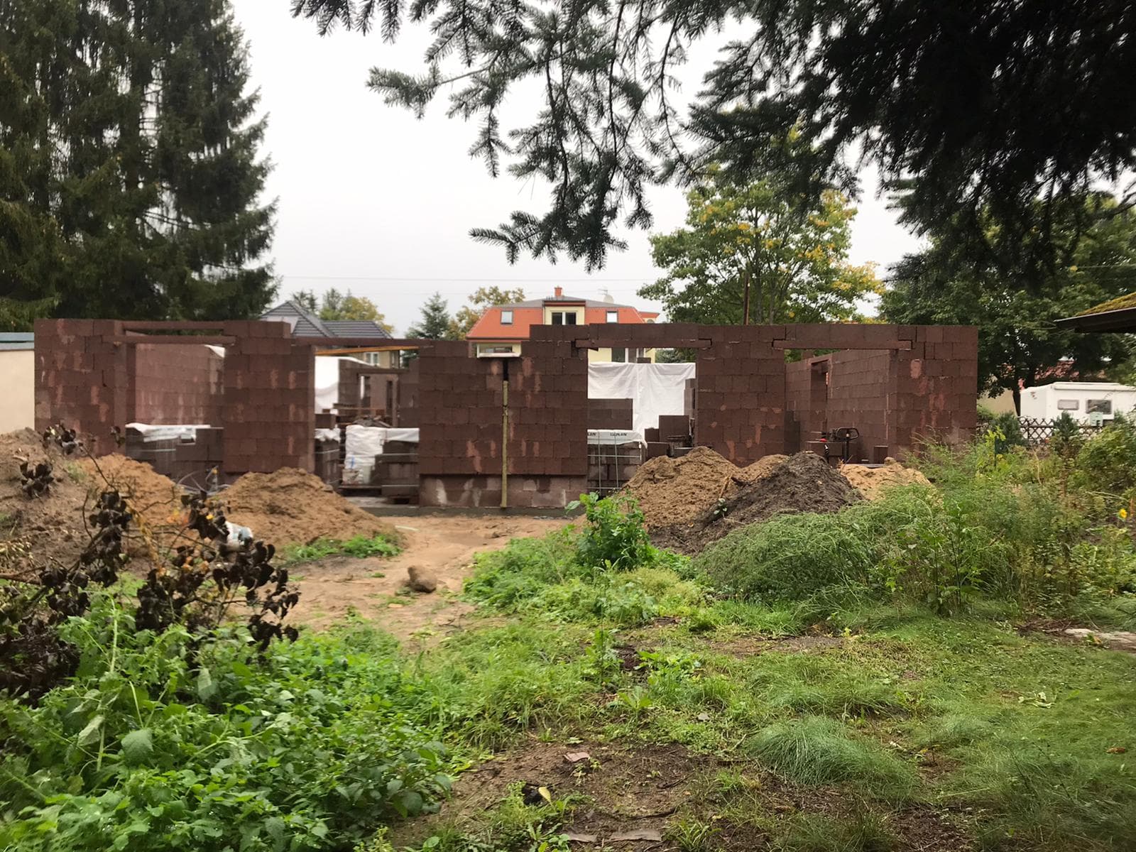 Rohbau Eigenheim Fredersdorf – Dachstuhl und Gerüst stehen