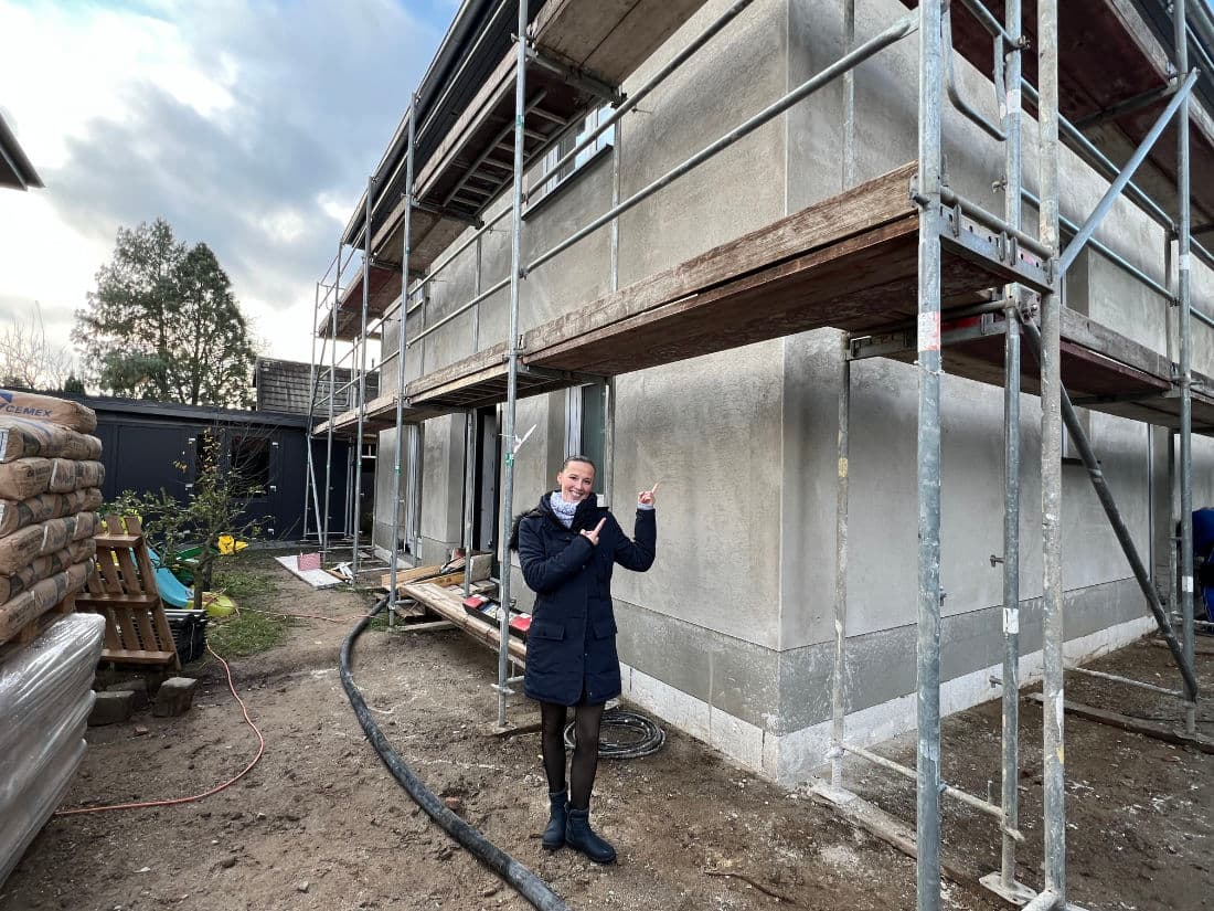 Franziska Ritsche – Baufinanzierungsberaterin auf einer Baustelle in Brandenburg